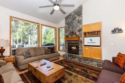 Image de Magnifique maison avec une disposition amusante, ping-pong, 2 suites principales, bain à remous - Spli13