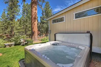 Image de Big Bear Bungalow: Table de jeu! L'Internet! Bbq au gaz! Luxe! Conviviale et familiale! Foyer au bois!