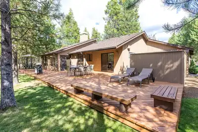 Image de Profitez de la zone boisée et herbeuse derrière cette maison accueillant les chiens, Hot Tub- Hood03