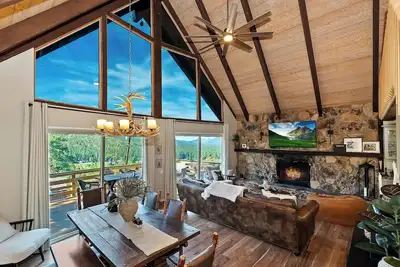 Image de Heavenly Heights: Slope Views! Propane Grill! Table de baby-foot! Près de Bear Mountain! Internet!