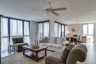 Image de Mis à jour 3br Condo en face de la plage ~ WiFi gratuit et télévision par câble!