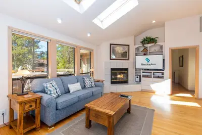 Image de Marche jusqu'à la rivière Deschutes, bain à remous, foyer au gaz et mises à niveau magnifiques - Blue05