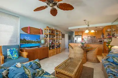 Image de 2bd / 2ba condo de plain-pied au Kamaole Sands avec deux lanais privés. Beaucoup de mises à jour. 6-310