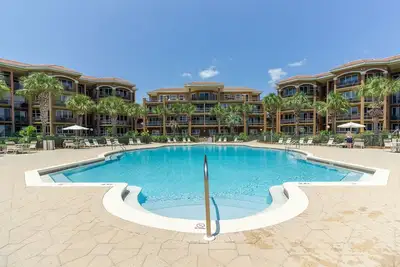 Image de Vues Mediterranea 511d-Golfe! Ouvert 7 / 6-7 / 8! Tarifs réduits! ! ! 2 lits king! ! Accès à la plage privée! ! Piscine, salle de fitness et courts de tennis sur place!