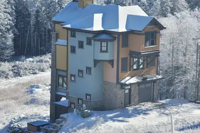 Image de Situé dans le village! Ski-in / out! Un des plus récents Propriétés @ Snowshoe