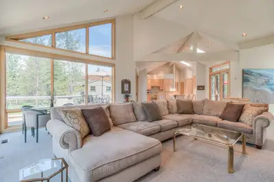 Image de Près de la rivière Deschutes, bain à remous, 8 Illimité Sharc Passes