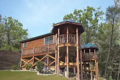 Image de Profitez de 2 Abris privées, table de billard, un jacuzzi et 2 salles de bains dans ce signe