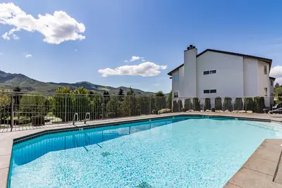 Image de Lumineux lac Chelan condo w / piscine partagée / bain à remous!