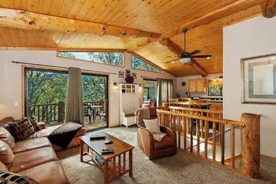 Image de Gardez Vista Retreat: Marchez Bear Mtn! Bain à remous extérieur! Internet! Bbq au propane!