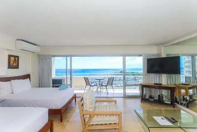 Image de Parfait Ocean View! Awesome One-bedroom surplombant le port de plaisance d'Ala Wai et la plage d'Ala Moana!