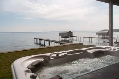 Image de Winey Duck Cottage: \"Pet Friendly contemporain w / bain à remous sur Seneca Wine Trail