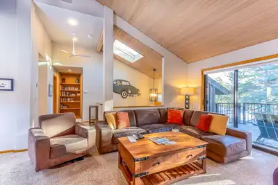 Image de Près de Fort Rock Park avec cuisine ouverte, terrasse, ping-pong - Suma09