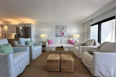 Image de Gulf Front Spacieux 2br / 2ba ~ Parking Réservé / Couvert ~ Installation de plage Inclus!