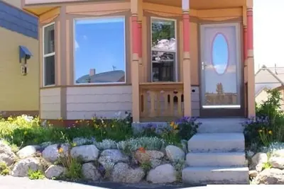 Image de The Perch Alpine - vues expansives, l'emplacement du centre-ville, et les nouvelles constructions.