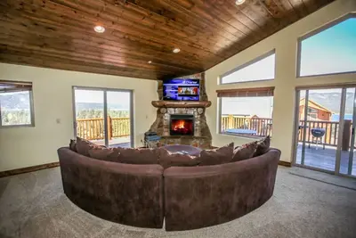 Image de Sky High Retreat - Vues sur le lac à couper le souffle avec table de billard et spa extérieur!