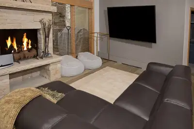 Image de Riva Ridge au coeur du village de Vail. Promenade facile aux pistes, restaurants / boutiques