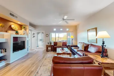 Image de Condo coloré et art-rempli avec une piscine partagée et un bain à remous!