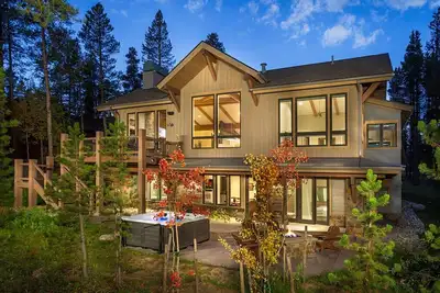 Image de Spa-like Luxury Custom Home avec disponibilité le 4 juillet! Près du pic 8 / ville