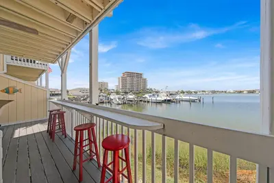 Image de Vues imprenables sur le port, Bécasseau 1229, chaises de plage incluses!