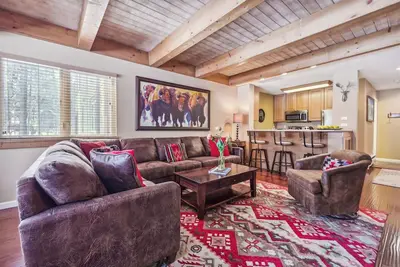 Image de Spacieux et confortable avec un emplacement fantastique facilitant la marche vers la ville et les pistes