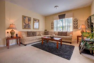 Image de Une grande cuisine et terrasse attendent. Tout ce qui est nécessaire est de vous!