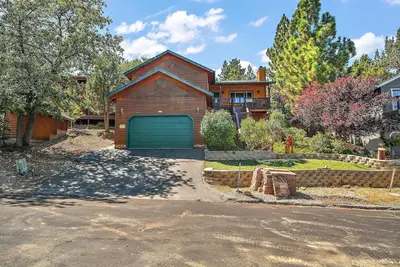 Image de Grizzly Bear Lodge: Hot Tub! Air Hockey! Cour clôturé! Chien amical! L'Internet!