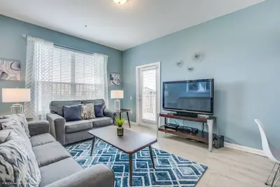 Image de Superbe condo de 3 lits et 2 salles de bains situé au dernier étage, à seulement quelques pieds du pavillon et de la piscine.