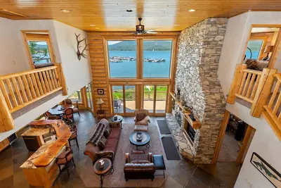 Image de Le Grand sur la Rive: Luxury Lakefront! Garage Parking! Table de billard! Jacuzzi! Marchez vers le Village!