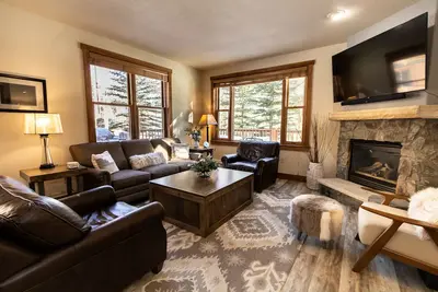 Image de 2-Bedroom Townhome, wrap-around pont, Garage privé et blanchisserie