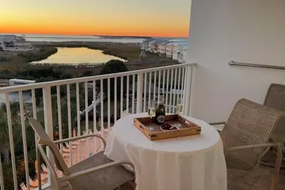 Image de Islander 610-Récemment mis à jour-Coucher de soleil sur Gulf & Harbor. Service de plage gratuit.