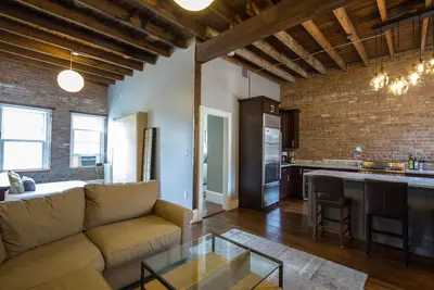 Image de # 1 classé propriété Vrbo! Haut de gamme, mezzanine, condo 2 chambres près de Bc & Fenway w / parking