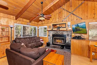 Image de Bord famille Getaway: Ours Mtn! Jacuzzi! Table de billard! Télévision par câble! Internet! Pont! Un Barbecue! Cheminées!