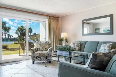 Image de Unité 102 - Unité Gold Walk Out à la plage privée / accès à la piscine a une vue est.