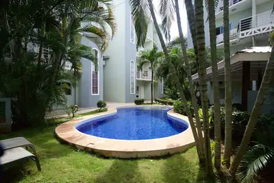 Image de Tout à propos de l'emplacement! Parfait, Condo bien équipé à 300 mètres de la plage, 2 piscines
