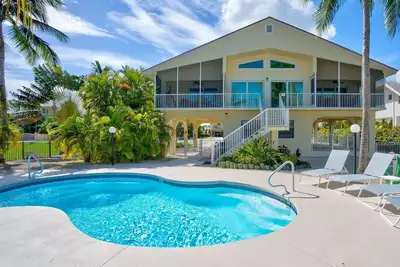 Image de P82 - Sombrero Beach - 4 chambres piscine maison avec quai et rampe privée.