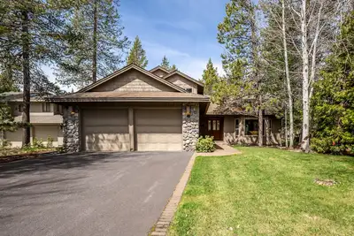 Image de A / C, Ping Pong, cour privée, bain à remous, Cuisine en acier inoxydable / bois franc