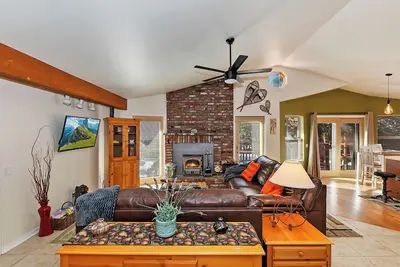 Image de Eagle Point Retreat: Table de billard! Marche pour Resort Shuttle! Internet! Animaux acceptés!