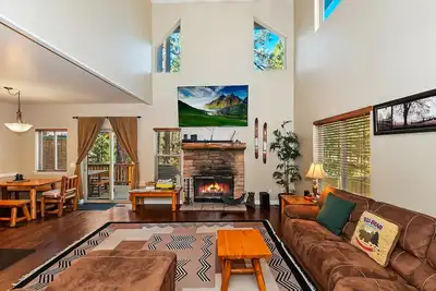 Image de Bear Summit: Maison de ville de luxe! Marche pour Snow Summit! Jacuzzi! Appartement Jardin clos! Foosball!