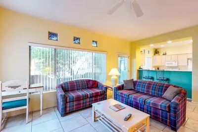 Image de Condo de villégiature lumineux et moderne avec piscine et bain à remous communs!