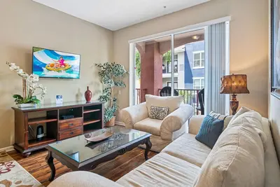 Image de 2br / 2ba condo très proche de Vista Cay club-house et piscine!