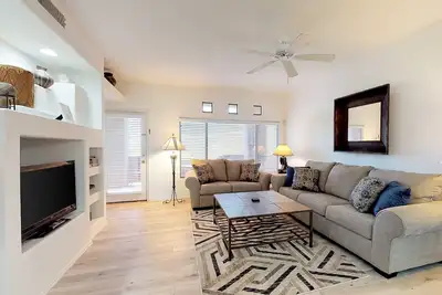 Image de Charmant condo w / patio, vue sur le désert et piscine partagée, bain à remous, et salle de gym!