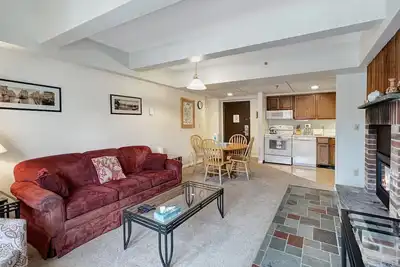 Image de Mountain Green Ski & Golf Resort 2-F4 à travers la rue depuis les remontées mécaniques