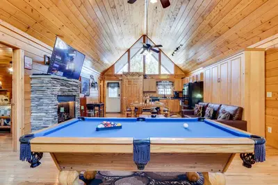 Image de \"Amazing Escape\" 3k Bds \/ 2Bth, 2Hot Tubs, Ps3 & 4, 2 Jacuzzi, Piscine intérieure, Arcade