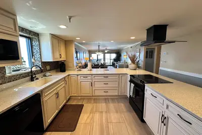 Image de \"Disjoncteurs East ~ Unité d'extrémité réaménagée 2br / 2ba devant le golfe ~ Configuration de la plage incluse!