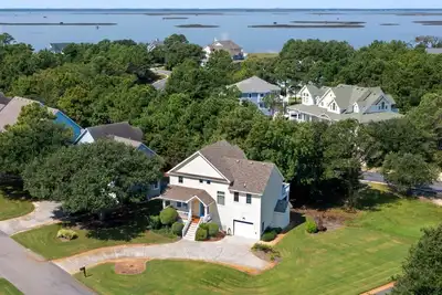 Image de Glory Daze: communauté fermée, bain à remous privé, piscine communautaire très proche.