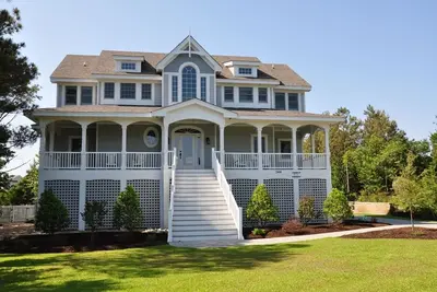 Image de Douce Retraite: 5 chambres, piscine privée, bain à remous, ascenseur et entrée sans clé!