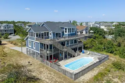 Image de Whalehead Beach, Oceanside avec piscine privée et un bain à remous, salle de jeux avec table de billard.