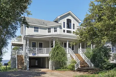 Image de Amarres: Belle vue sur le soundside, piscine privée et bain à remous, salle de jeux avec table de billard.