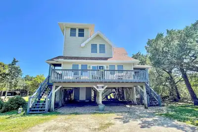 Image de Crows Nest: maison accueillant les animaux domestiques, magnifique terrasse, véranda grillagée.