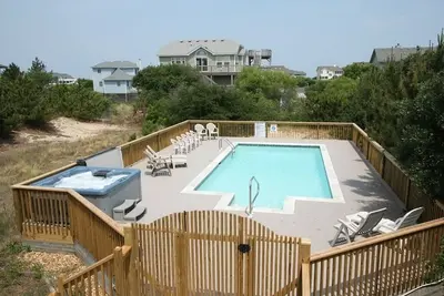 Image de Suivez le soleil: Deux pâtés de maisons de l'océan à Whalehead Beach. bain à remous privé et piscine.